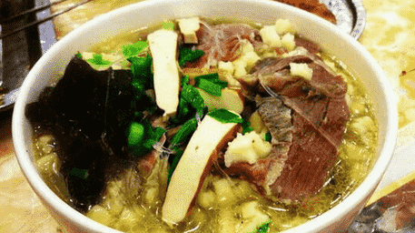 陕西羊肉泡馍的来历：一碗汤里的千年故事