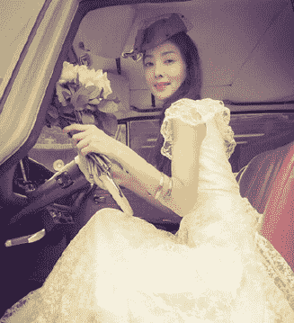 曹格与妻子补拍婚纱照吴速玲穿白色婚纱微笑（图）