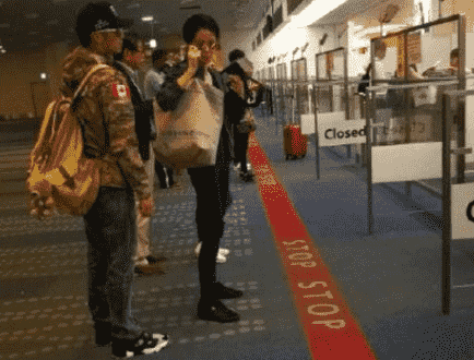 王菲谢霆锋现身日本机场 这才是天后的个性！