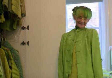 女子被称绿夫人：痴迷绿色20年从头到脚全是绿
