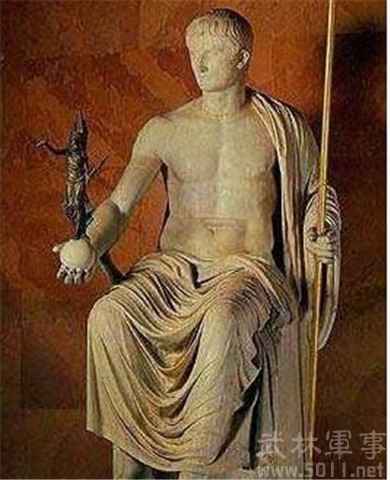 凯撒全身雕像