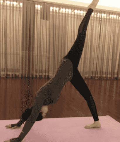 董璇产后28天练习瑜伽 身材纤细恢复神速