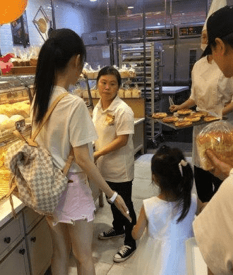 李小璐甜馨日本旅游照 李小璐带女儿买面包