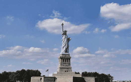 自由女神像是哪个国家送给美国的礼物？