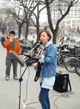 王珞丹在北京街头卖唱