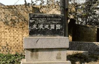 建章宫遗址：仅剩下夯土台基和汉代的石碑