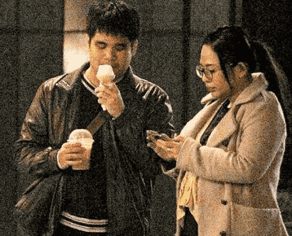 27岁黄裕翔被初恋女友Mita一路勾手搀扶 共享1支冰淇淋(图)