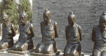探岳飞墓前跪的5个雕像除了秦桧还有谁