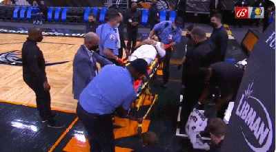 刚打1分钟就遭遇开放性骨折！队友被吓得后退，他的NBA之旅难了