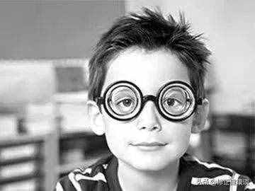近视的人，经常戴眼镜让眼睛变形了，怎么办
