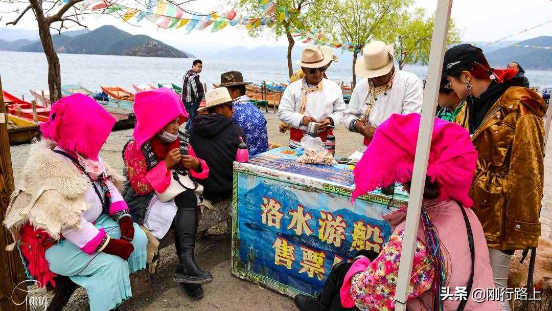 去泸沽湖一定要坐猪槽船游湖，既可以欣赏风景，又能帮衬当地村民