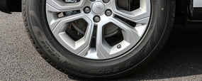 汽车知识解答：轮胎边上有裂纹能用吗？