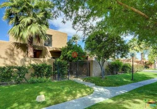 时髦的现代棕榈泉房子要价350万美元
