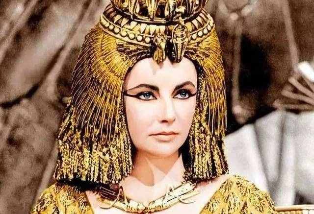 埃及女祭司的墓中出土假发，不仅编结方法特别，上面还要涂满蜂蜡
