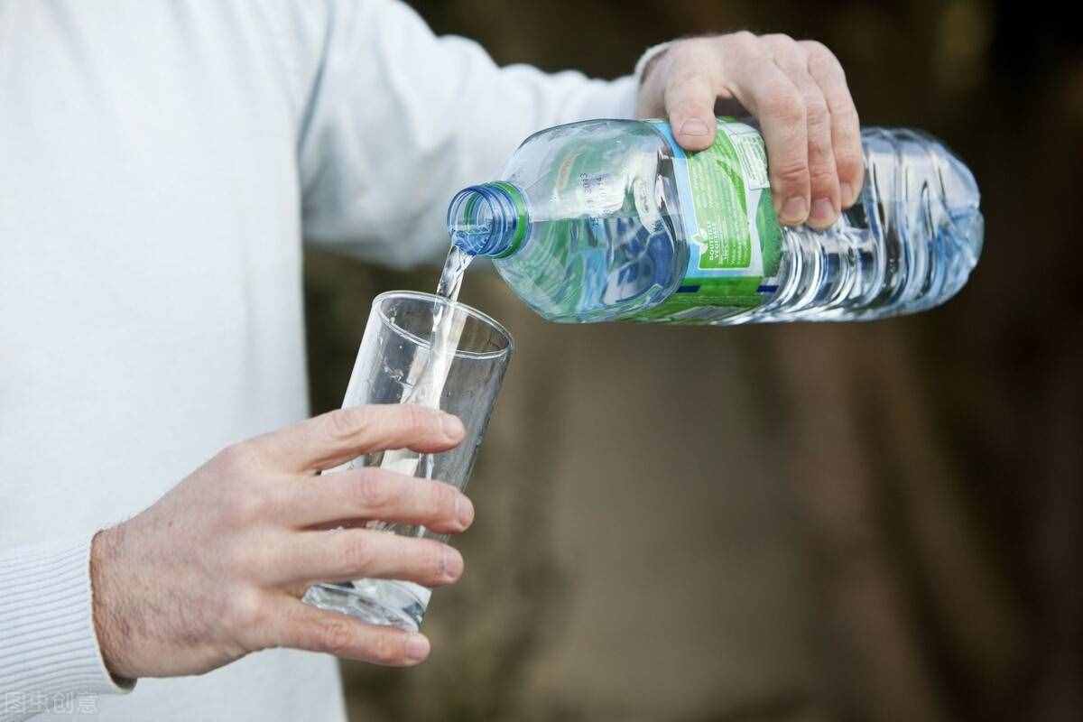 纯净水的危害（喝纯净水会导致软骨病？）