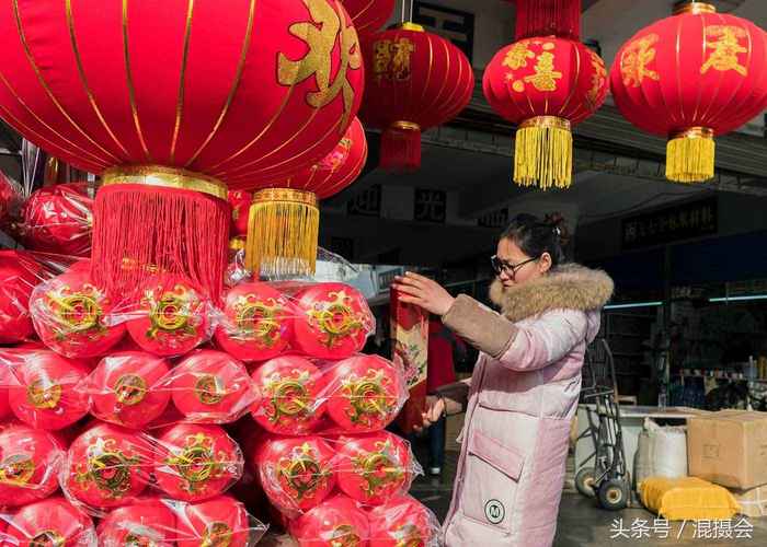 南京城里的大市场比农村大集还热闹，年货开挂，最红的才是最火的