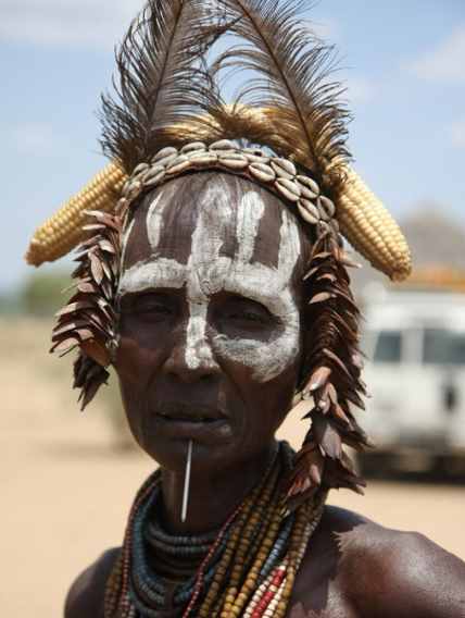 非洲原始部落的女酋长，管理着58个村子，过着女王般的生活