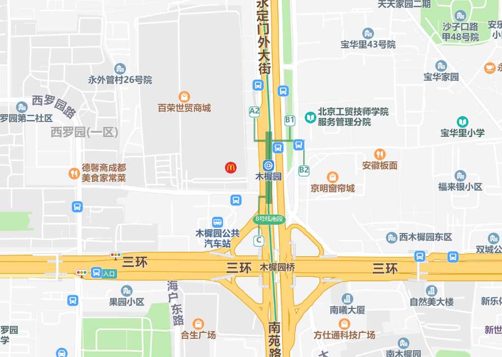 北京地铁8号线的木樨园站：地跨丰台、东城两区，西侧是世茂百荣