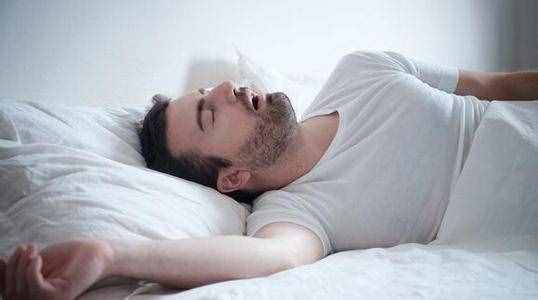 睡觉总是打呼噜，四个方法助你缓解