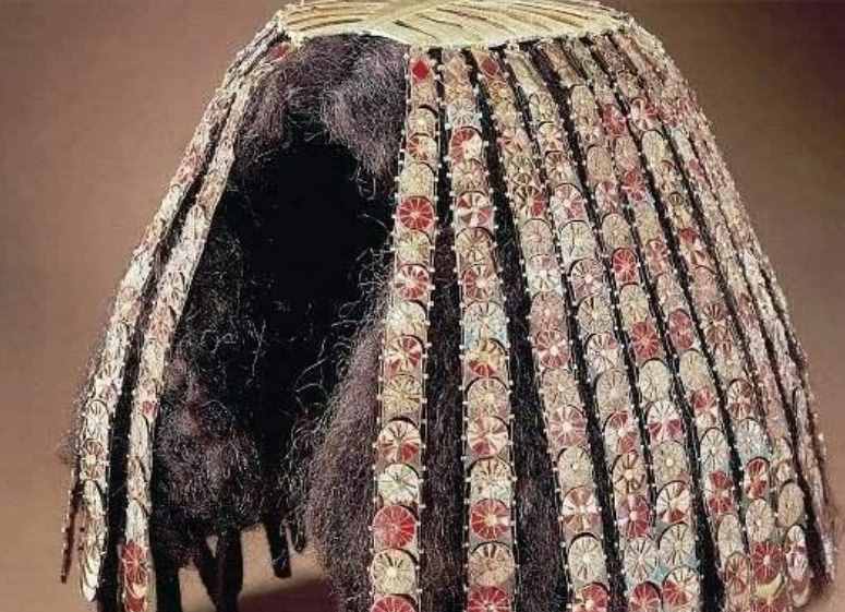 埃及女祭司的墓中出土假发，不仅编结方法特别，上面还要涂满蜂蜡
