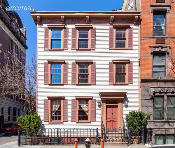 在纽约市的西村 一个原始的197年的木框架房子出售