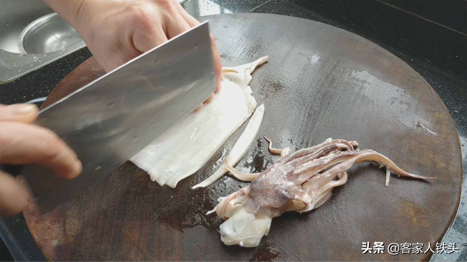 教你客家正宗开锅肉丸做法，掌握好一个小技巧，肉丸喷香好吃
