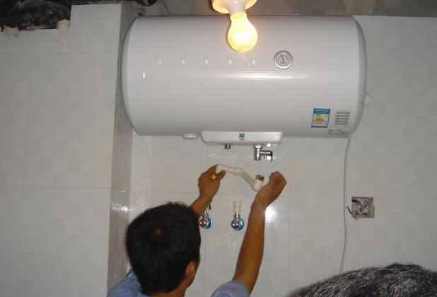 原来电热水器只要这么安装就能用，早知道自己装不花钱请人了！