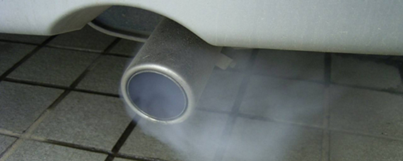 汽车知识解答：冬天汽车排气管冒白烟是怎么回事？