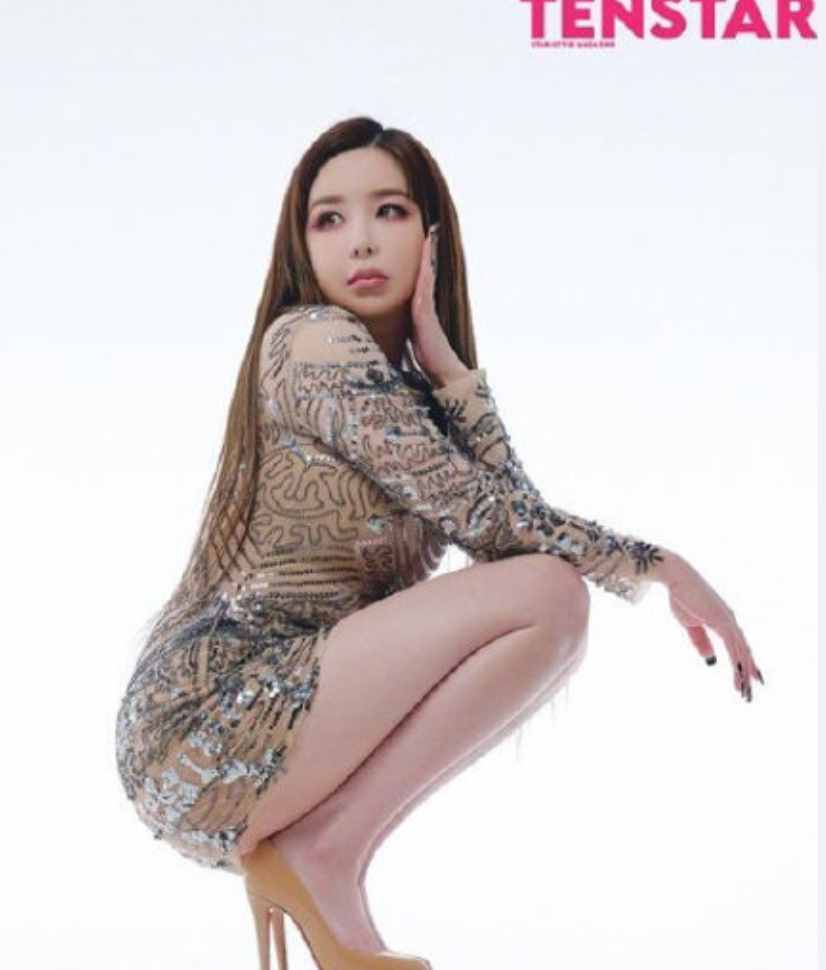 女歌手朴春近照曝光，减肥11公斤后超性感，紧身裙秀身材长腿抢镜