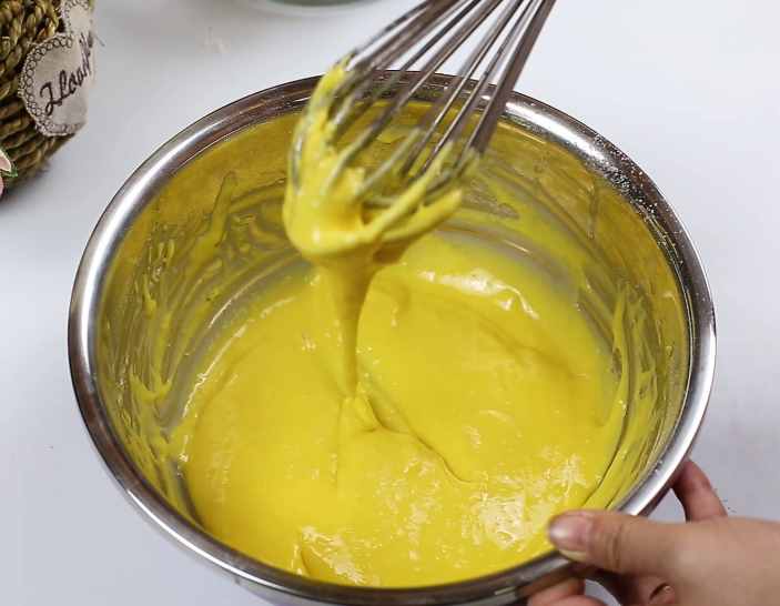 蛋糕在家就能轻松做，不加任何添加剂，五个鸡蛋就搞定，香甜软糯