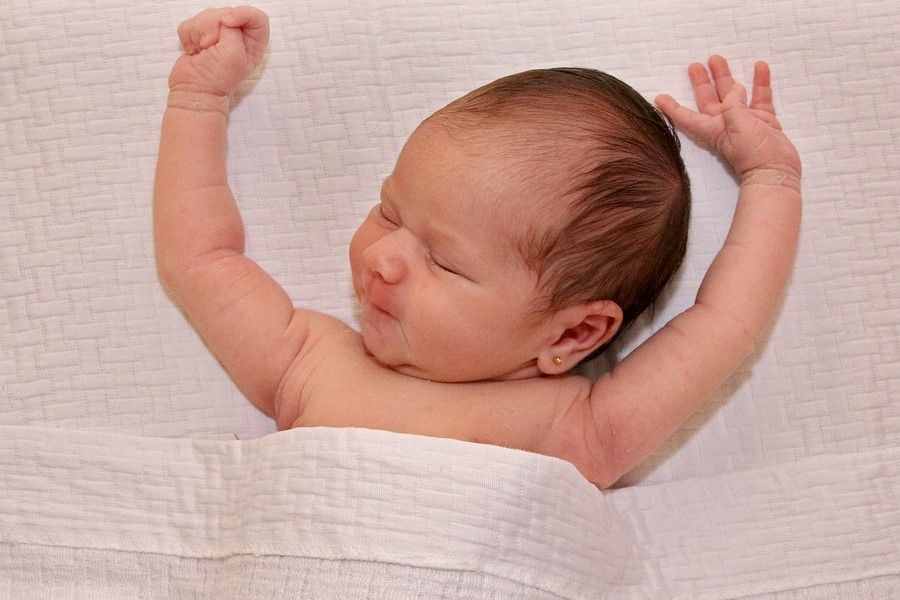 举手（新生儿宝宝喜欢“举手”睡姿）