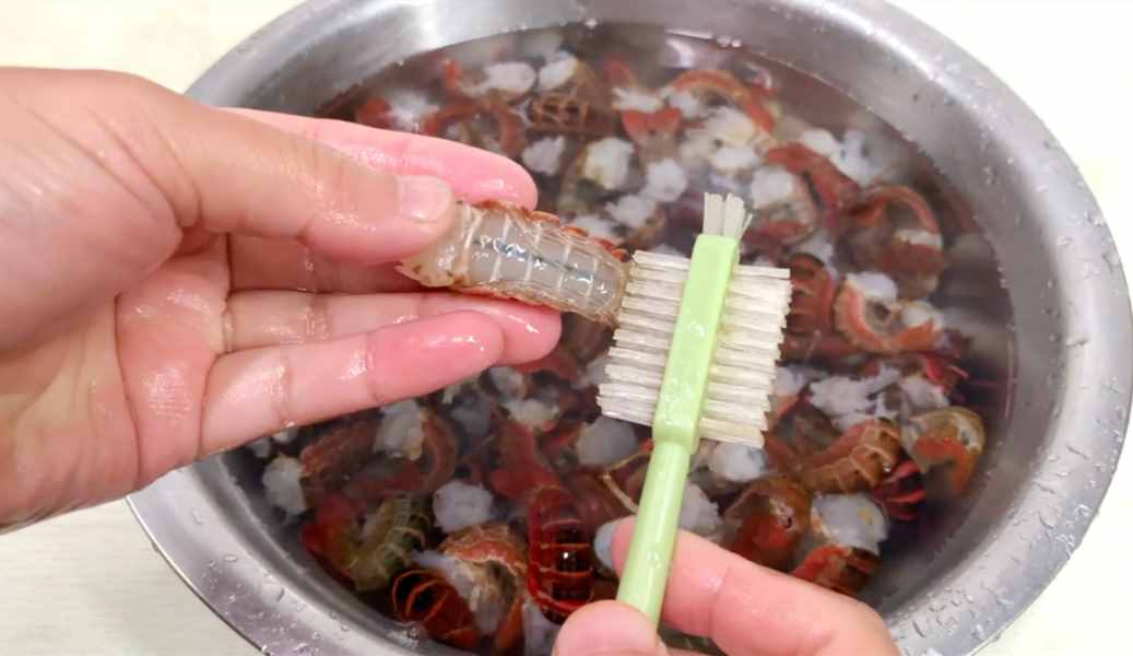 清水洗小龙虾和没洗一样脏，教你简单一招，脏东西自动跑光光