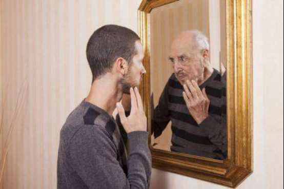 为何老人们都说晚上不能照镜子？科学研究发现，原来真的不能照