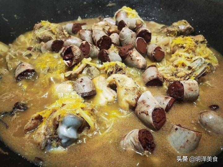 腌东北酸菜，过程非常简单，腌上满满一缸，吃杀猪菜就不愁了