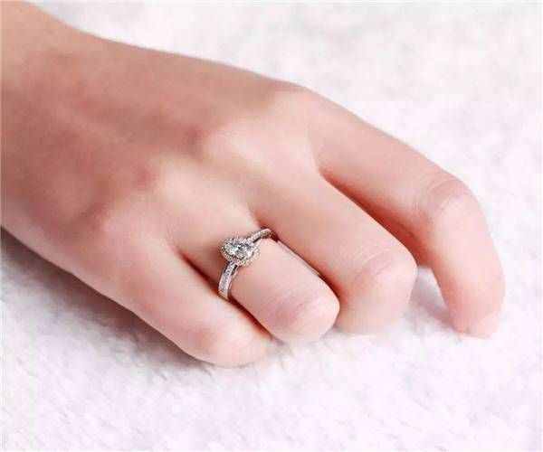 戒指戴中指什么意思 戒指戴无名指什么意思 戒指戴食指什么意思
