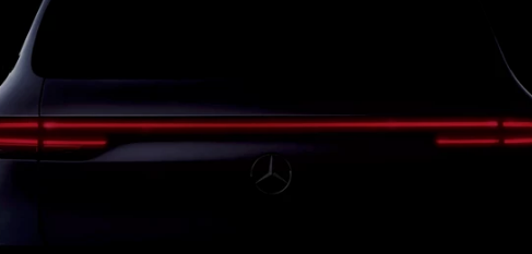 梅赛德斯奔驰发布了即将推出的全电动跨界车EQ C的预告片