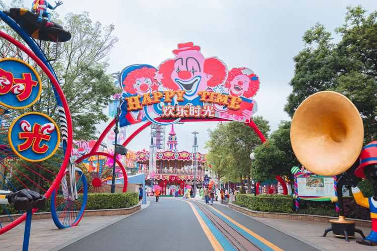 人气偶像带游园，百只Qee熊引爆潮力，上海欢乐谷超级儿童节那么好玩｜五五购物节
