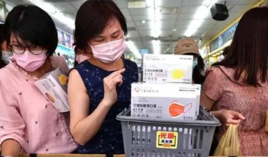 台湾人口2300万，民进党砸8400亿防疫，为何民众还是没有疫苗打？