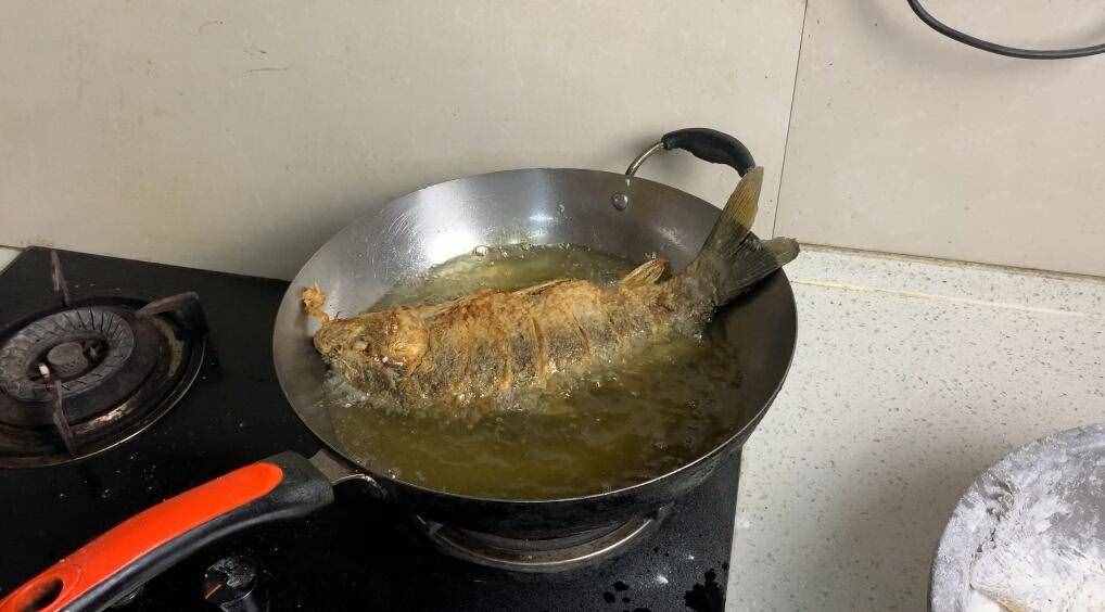 家常炖鱼，直接下锅炸就错了！多加一步，鱼肉酥烂不破皮，太香了