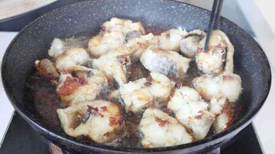 教你“鳕鱼炖豆腐”家常做法，肉鲜嫩味不腥，比饭店做的还好吃