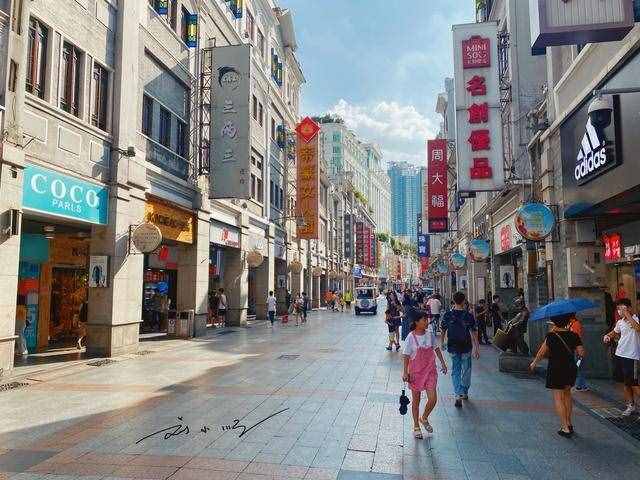 曾经是广州最著名的商业步行街，如今却变得破败，连游客都不多了