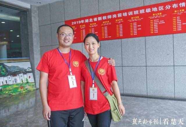 80后夫妻教师放弃深圳高薪工作，扎根家乡农村小学