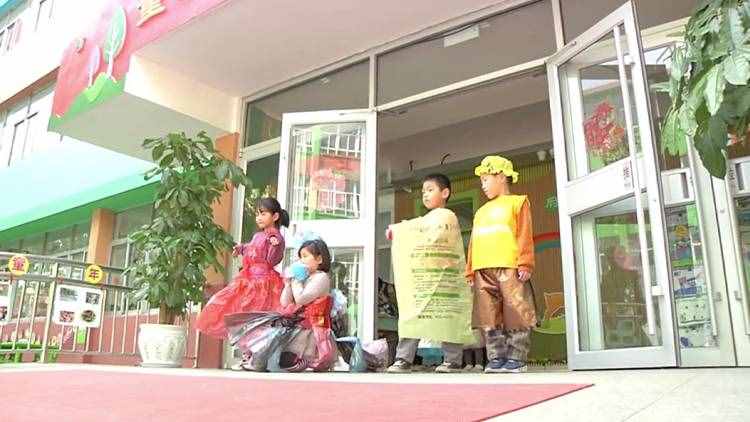 超可爱！幼儿园上演环保“时装秀”老师：衣服都是孩子亲手做的