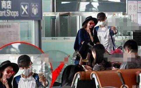 赵丽颖李易峰机场亲密自拍恋情坐实，他们终于在一起啦！
