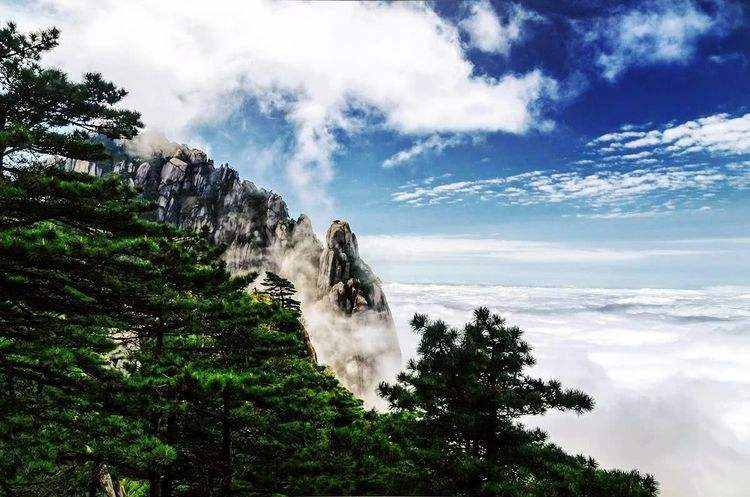 南岳衡山是五岳中唯一位于南方的山，也是唯一佛道共生的圣山