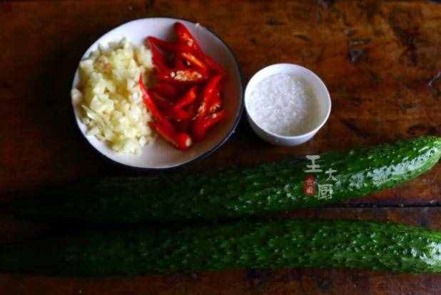 家常版腌黄瓜的做法，简单又好吃，过年期间最受欢迎