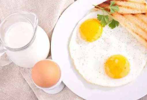 鸡蛋和牛奶能一起吃吗（鸡蛋和牛奶）