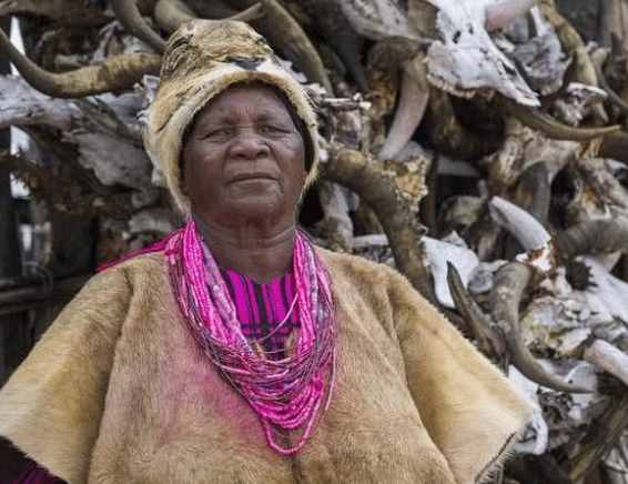 非洲原始部落的女酋长，管理着58个村子，过着女王般的生活