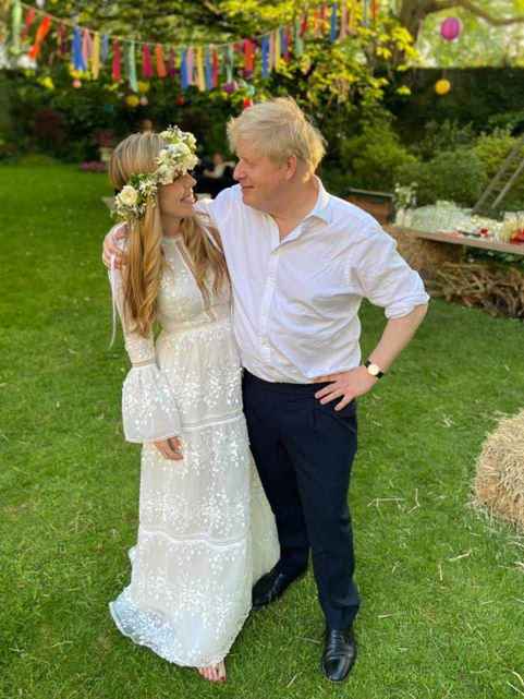 英国首相举办婚礼啦！33岁女友转正成第一夫人，2万5的婚纱好惊艳