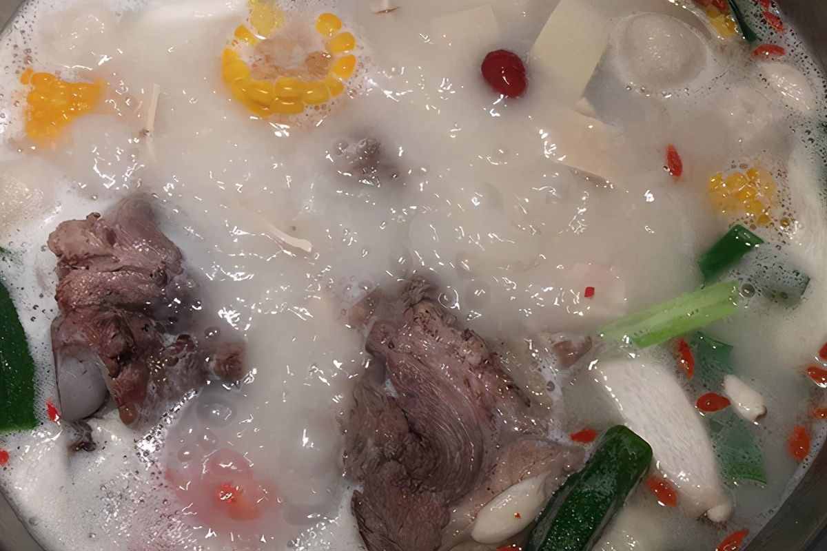 炖骨头汤时，表面浮出的白色泡沫，是精华，还是脏东西？能吃吗？